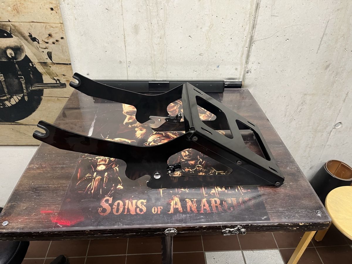 Harley-Davidson Topcases: Harley Topcase-Träger – D'occasion à Visp par Adi-Lee 3