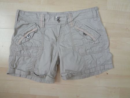 schöne, beige Shorts Gr. 36   artime
