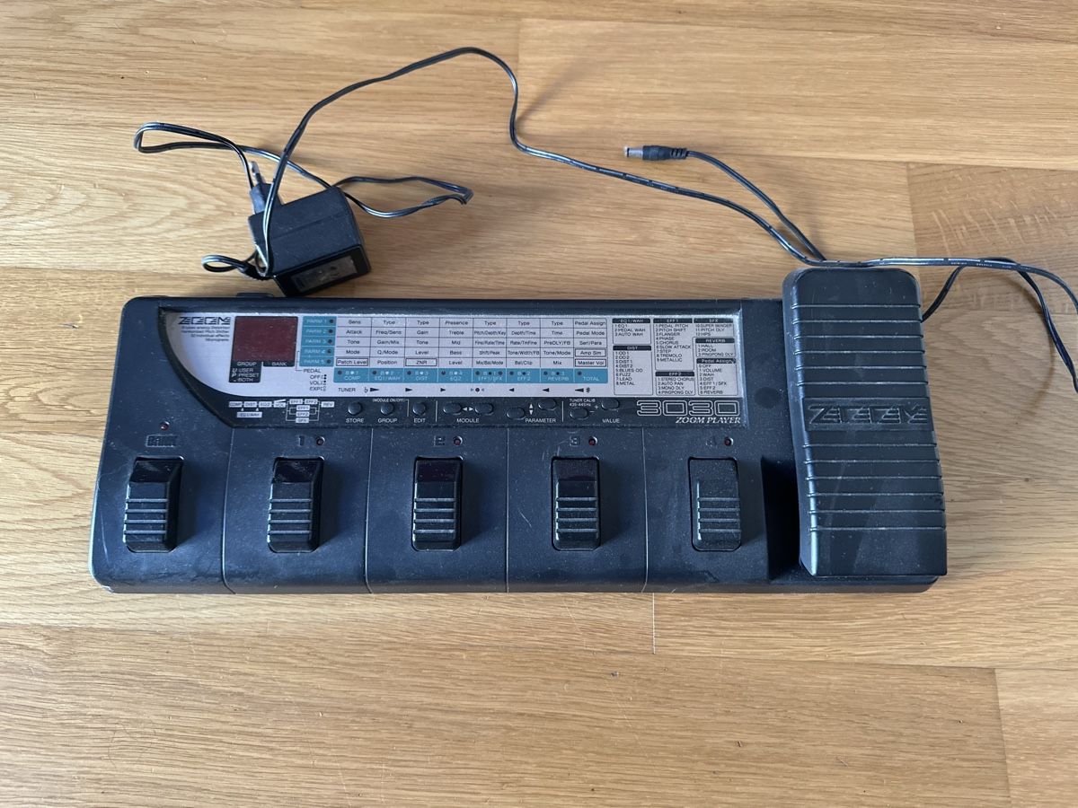 Zoom Strumenti musicali: Zoom 3030 Gitarren Multieffektgerät – Usato da Zuerich venduto da Elduende