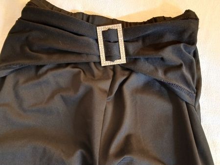 Schicke, schwarze Hose, Grösse M oben eng unten weit! Trendy