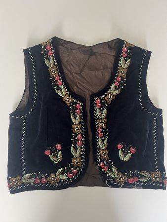 Samtgilet perlen bestickt