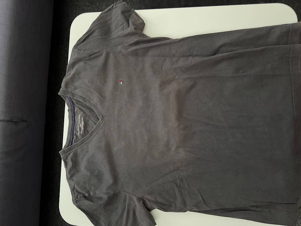 T-shirts: Diverse Tommy Hilfiger Basic Shirts – D'occasion à Märstetten par sha_9p7c 1