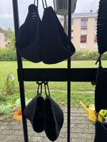Schwarze Garderobe mit Körbchen für diverse Sachen