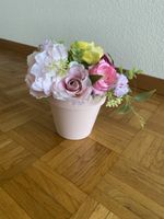 Rosa Blumentopf mit Kunstpflanzen
