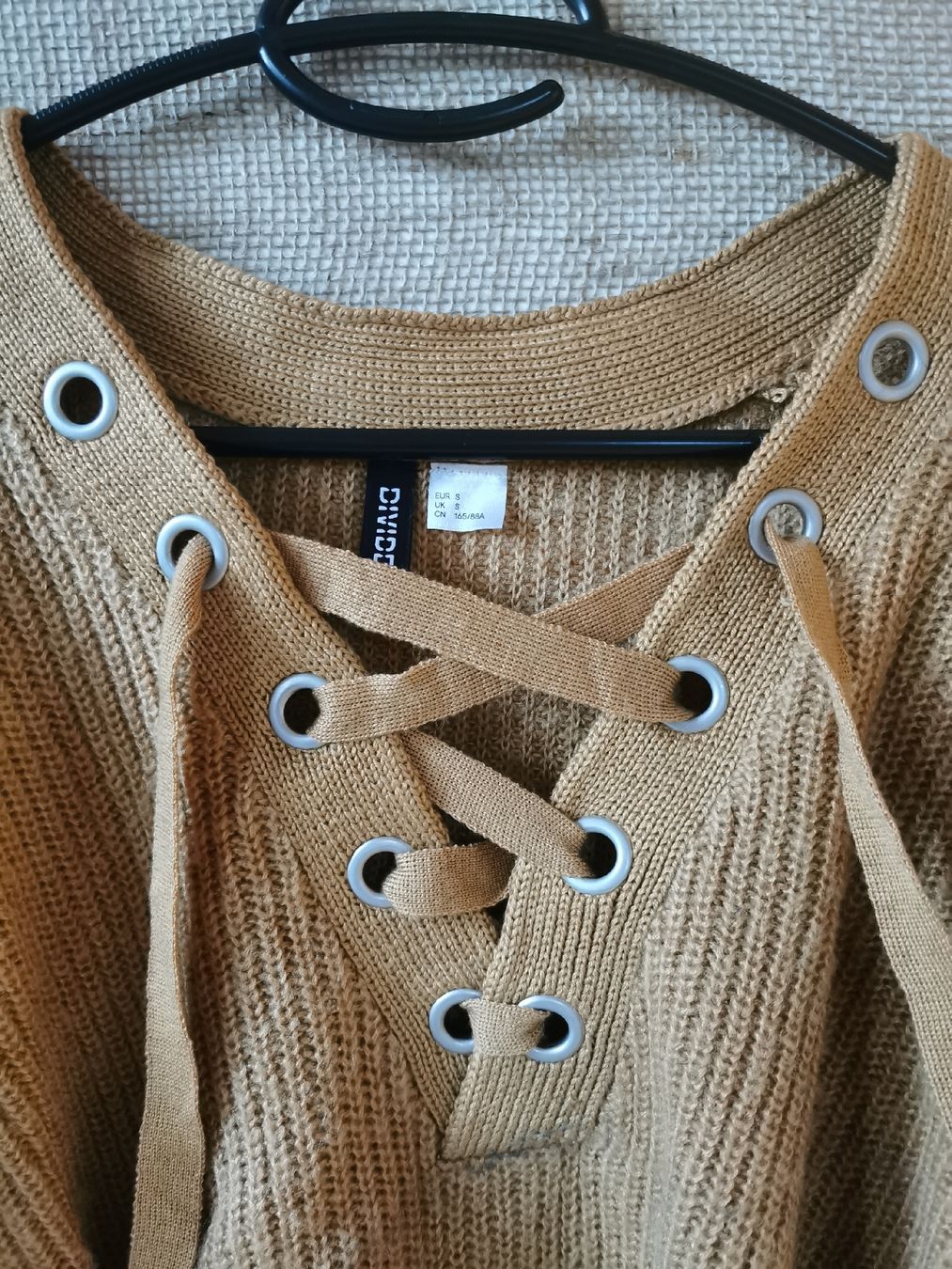 H&M Maglioni & Felpe: H&M Schnürpulli Grobstrick Senfgelb Herbst – Nuovo (secondo la descrizione) da Ringgenberg BE venduto da Vinyl.Love 1