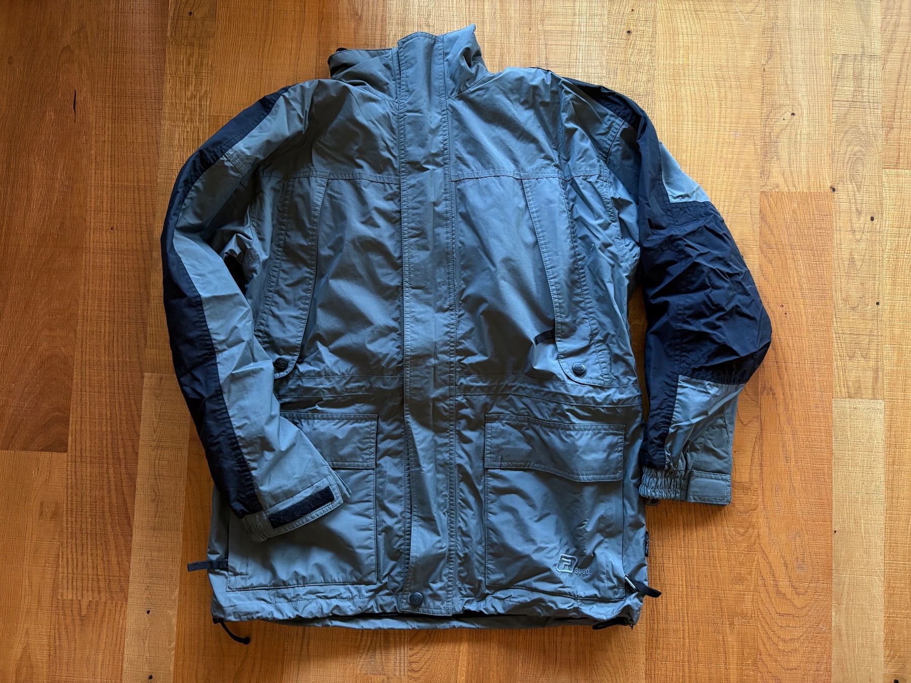 Jacken: Winterjacke / Jacke Grau-Schwarz, Grösse M Top! – Gebraucht aus Turtmann von stonie_s