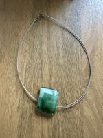 Collier argenté avec pendentif en verre vert