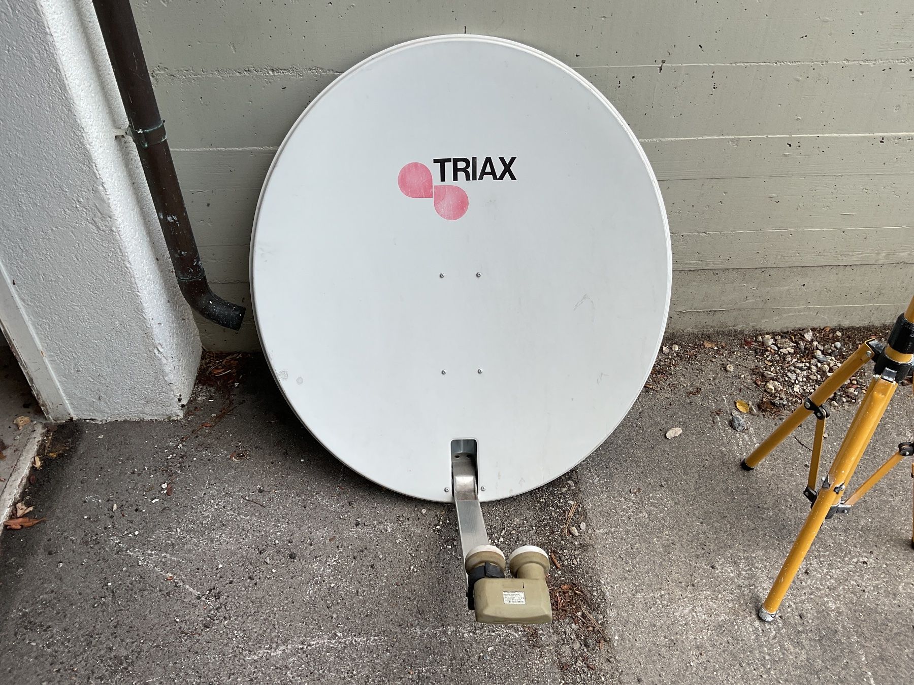 Coupes: Satellitenschüssel Triax mit Stativ gebraucht – D'occasion à Uster par Hotelliquidation