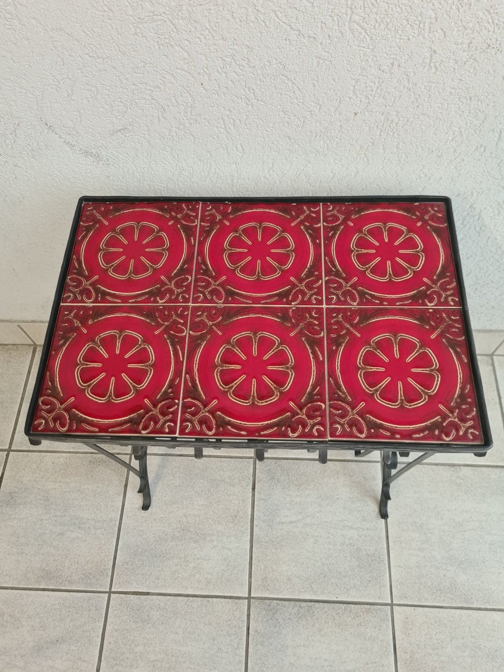 Tische: Table d'appoint fer forgé et carreaux rouges décorés – Gebraucht aus Monthey von 187-zeroo 7