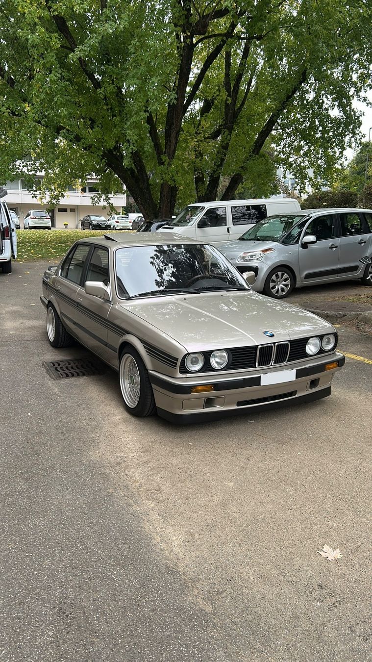 BMW Autos: BMW E30 325i Sedan – D'occasion à Gland par Helderap 1