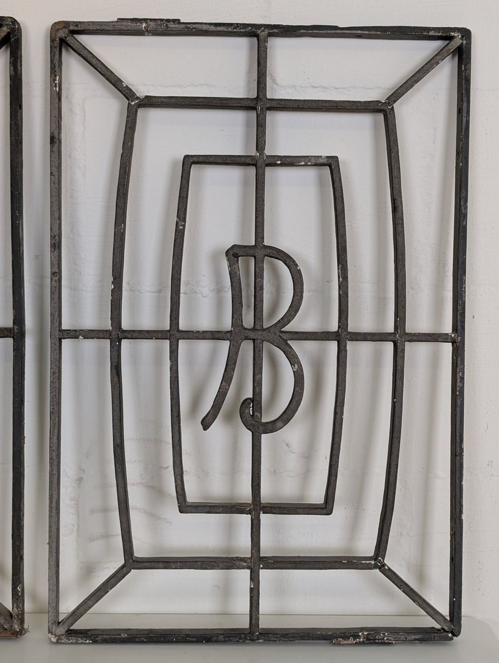 Griglie e Inferriate: 2 Antike schmiedeeiserne Fenstergitter mit A & B – Usato da Winterthur venduto da Hint17 2