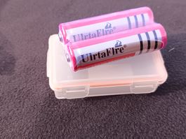 2 Stk. UltraFire 18650 Akkus + Aufbewahrungsbox, neuwertig