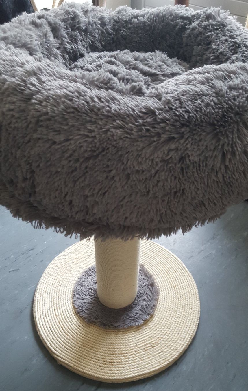 Tiragraffi: Katzenbaum mit flauschieger Liegefläche- ein Top Kratzbaum – Nuovo e nell'imballaggio originale da Kriens venduto da Voco 2