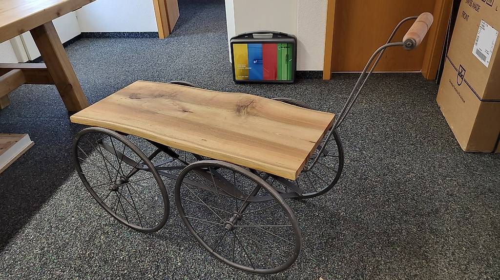 Articoli in legno: Servierwagen Nussbaum – Usato da Othmarsingen venduto da rem_5trt