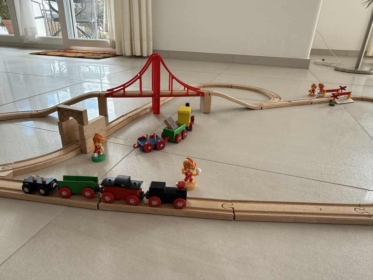 Brio Spielzeuge: Brio Holzeisenbahn mit Brücke etc. – Gebraucht aus Bassersdorf von Buesler7 3