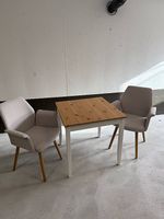 Tisch und 2 Stühle