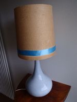 graublaue grosse Vintage Keramik Tischlampe mit Juteschirm