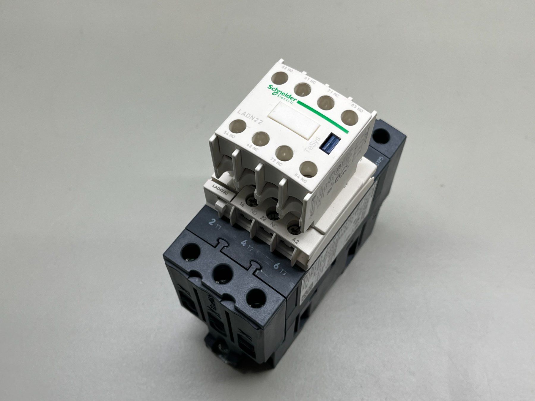 Schneider Composants électroniques: Schneider Leistungsschütz 80A 24VDC – D'occasion à Jenaz par Speedy350