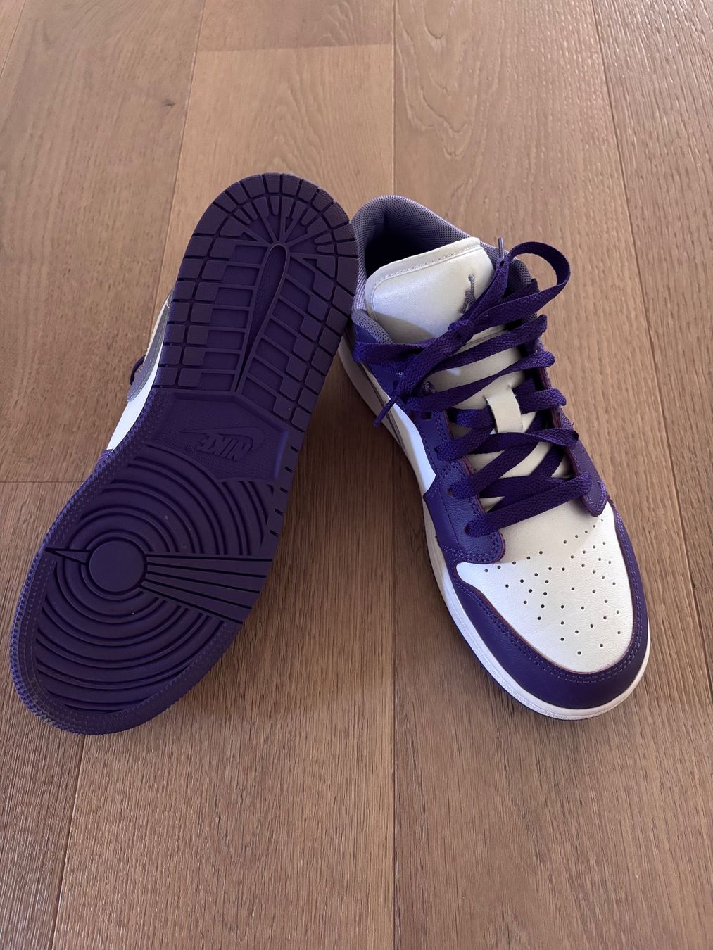 Jordan Chaussures hommes: Jordan 1 Low Purple Gr. 39 – D'occasion à Wilen (Sarnen) par tan_d9fm 2