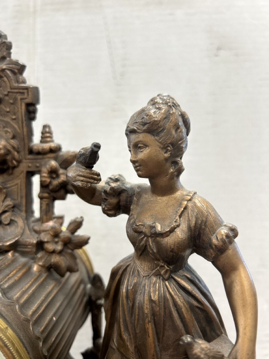 Orologi: Pariserpendule um 1880, Taubenfrau – Usato da Wichtrach venduto da FrankAJ 2