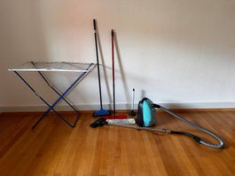 Staubsauger, Wäscherständer und Putzzeug und Saugglocke