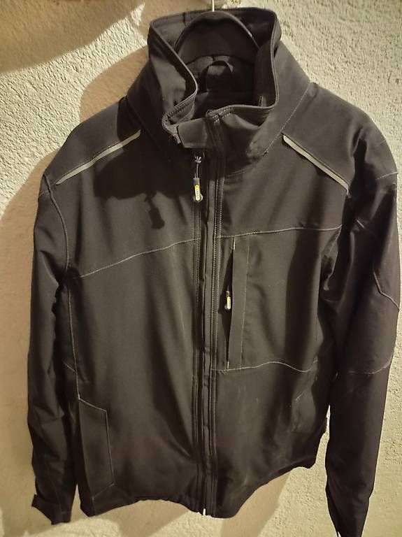 Jacken: Schwarze Softshelljacke – Gebraucht aus Glis von Laura_sm