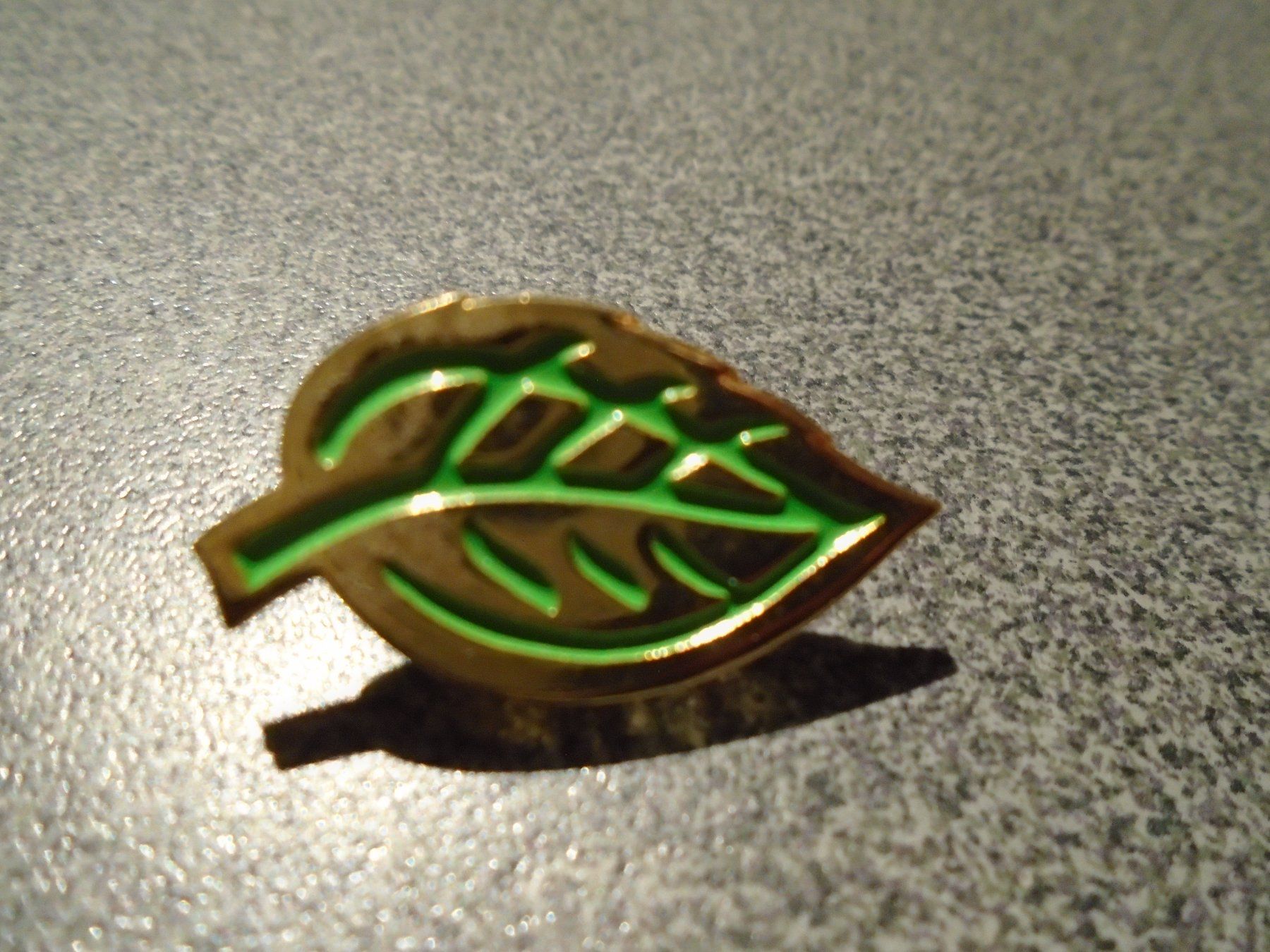 Broschen & Nadeln: Pin Blatt, goldfarbig – Gebraucht aus Zürich von abraxas1291