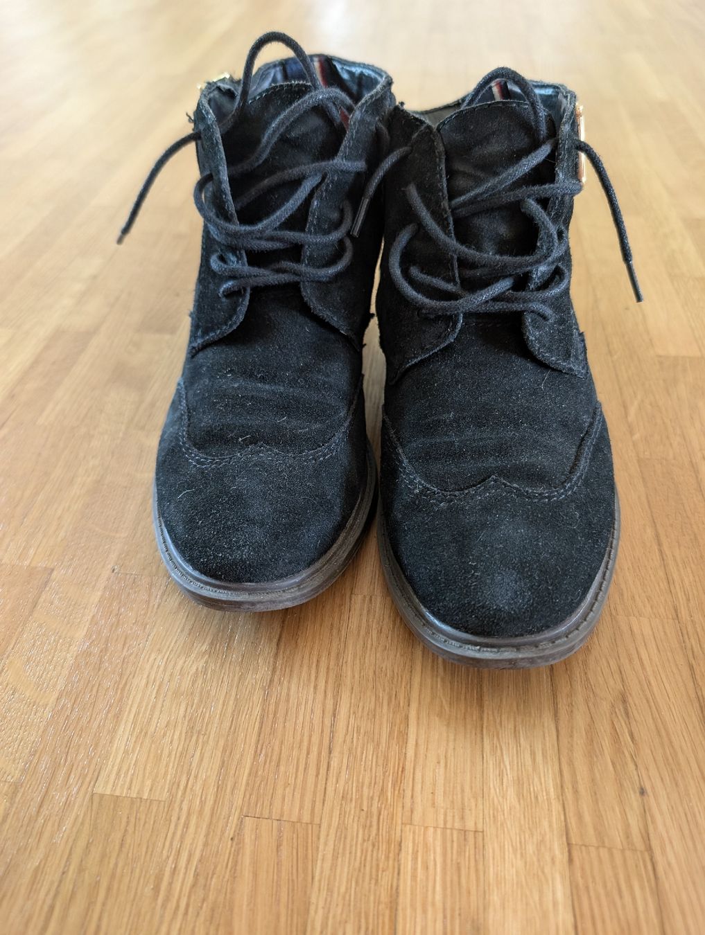 Tommy Hilfiger Scarpe da donna: Tommy Hilfiger Black Suede Ankle Boots - Size 37 – Usato da Zürich venduto da morgannpz 1