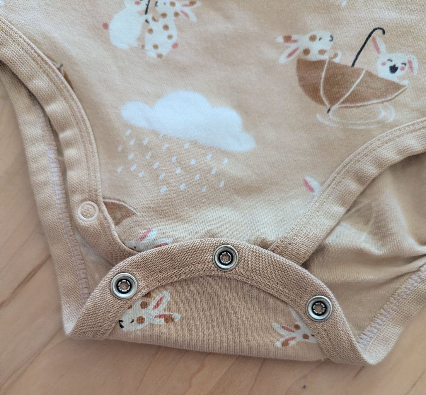 Biancheria intima: Body langarm beige Grösse 80 mit Hasenmuster – Usato da Uster venduto da petches 3