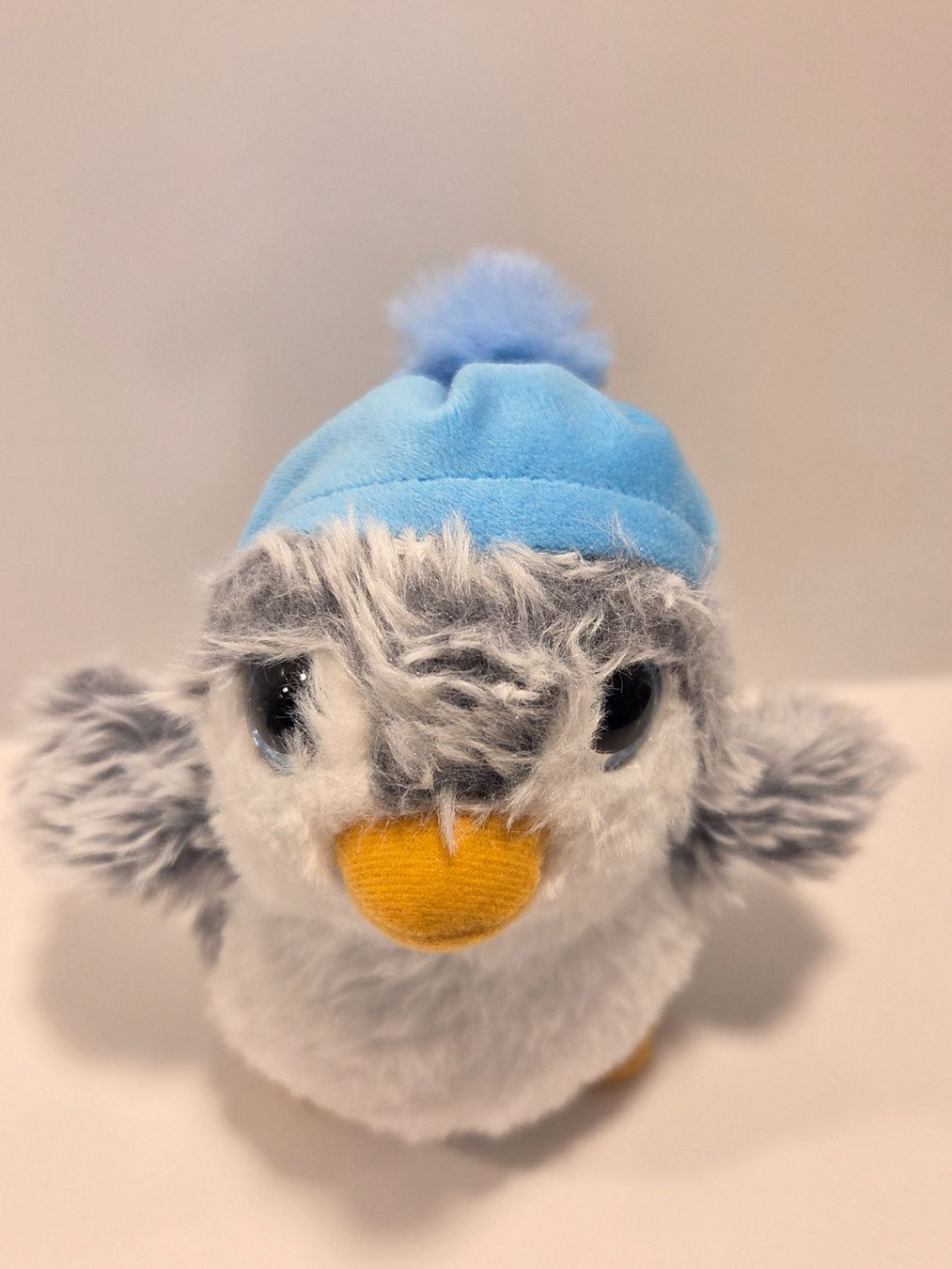 Spielzeuge: Plüschtier Pinguin mit Mütze – Gebraucht aus Zürich von Lela-Mirela 1