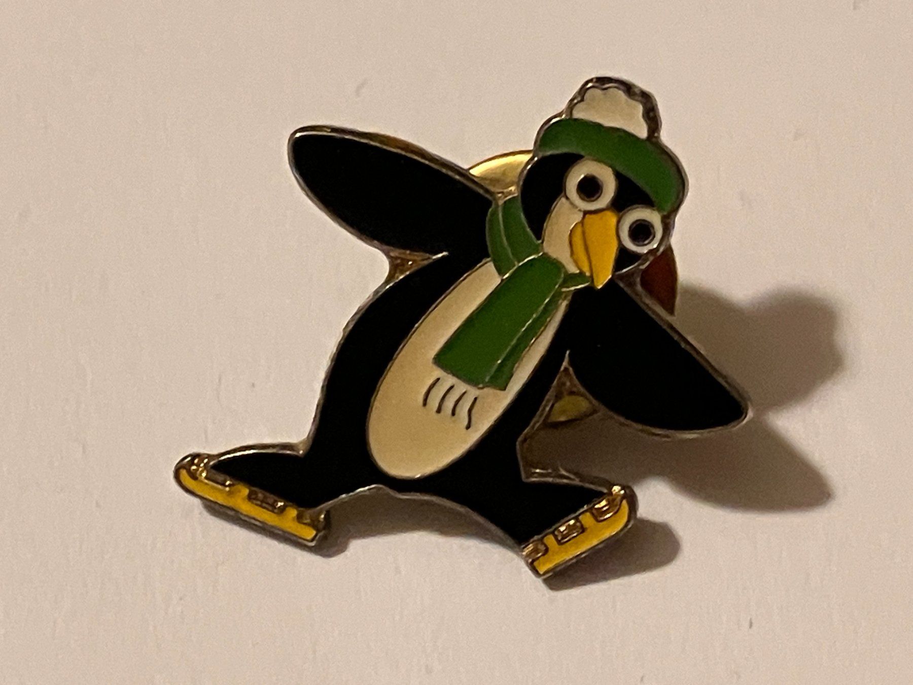 Placchette & Badge: 1 Pin Pinguin auf Schlittschuhen – Usato da Basel venduto da djwwpp