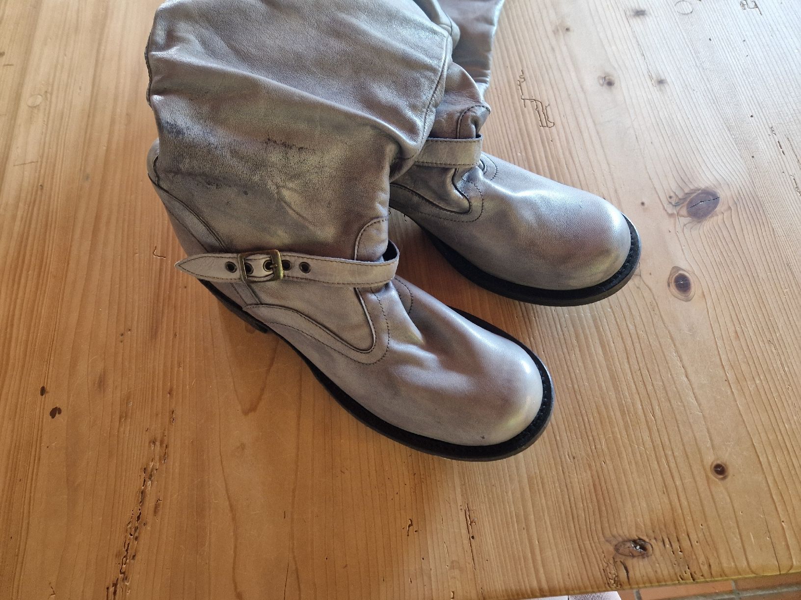 Scarpe da donna: Neue italienische Stiefel Gr.40 – Nuovo (secondo la descrizione) da Ramlinsburg venduto da Jamsidedown