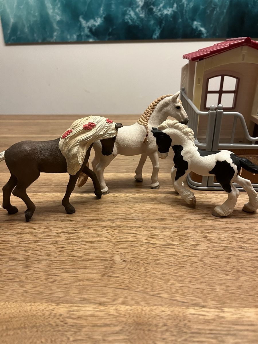 Schleich Giocattoli: Schleichpferde mit Stall – Usato da Weesen venduto da D0101D 3