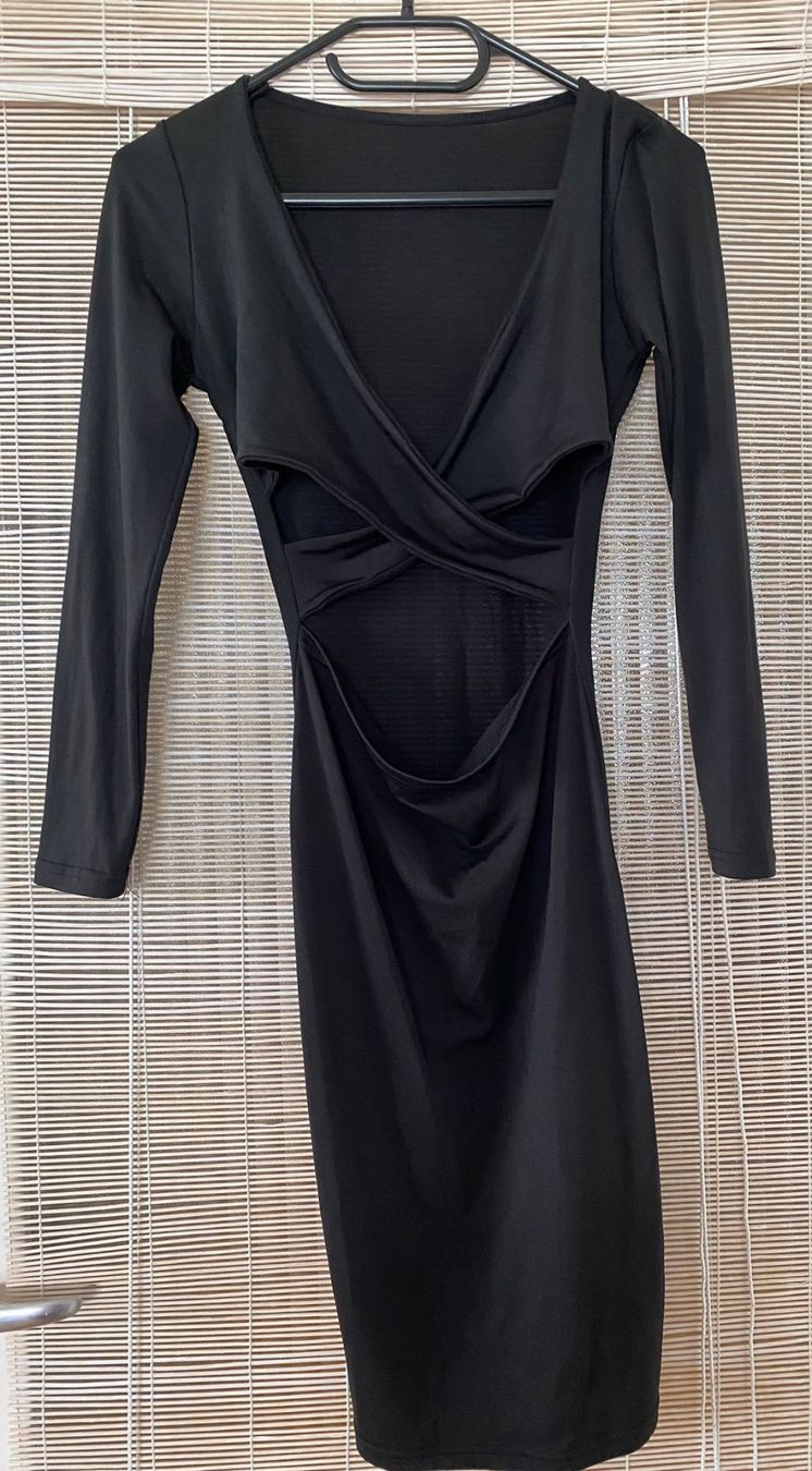 Kleider: Robe noire décolleté croisé – Gebraucht aus Montreux von iza_peche8