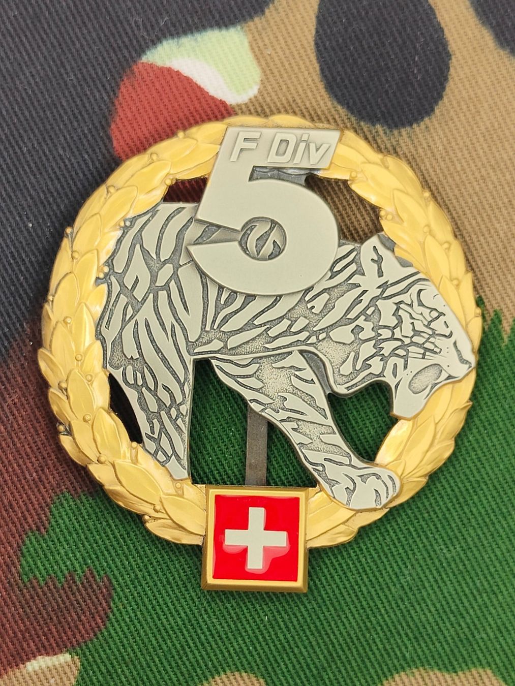 Schweizer Armee Placchette & Badge: Béretemblem Felddivision 5 Goldkranz – Usato da Bauma venduto da SwissMilitaria
