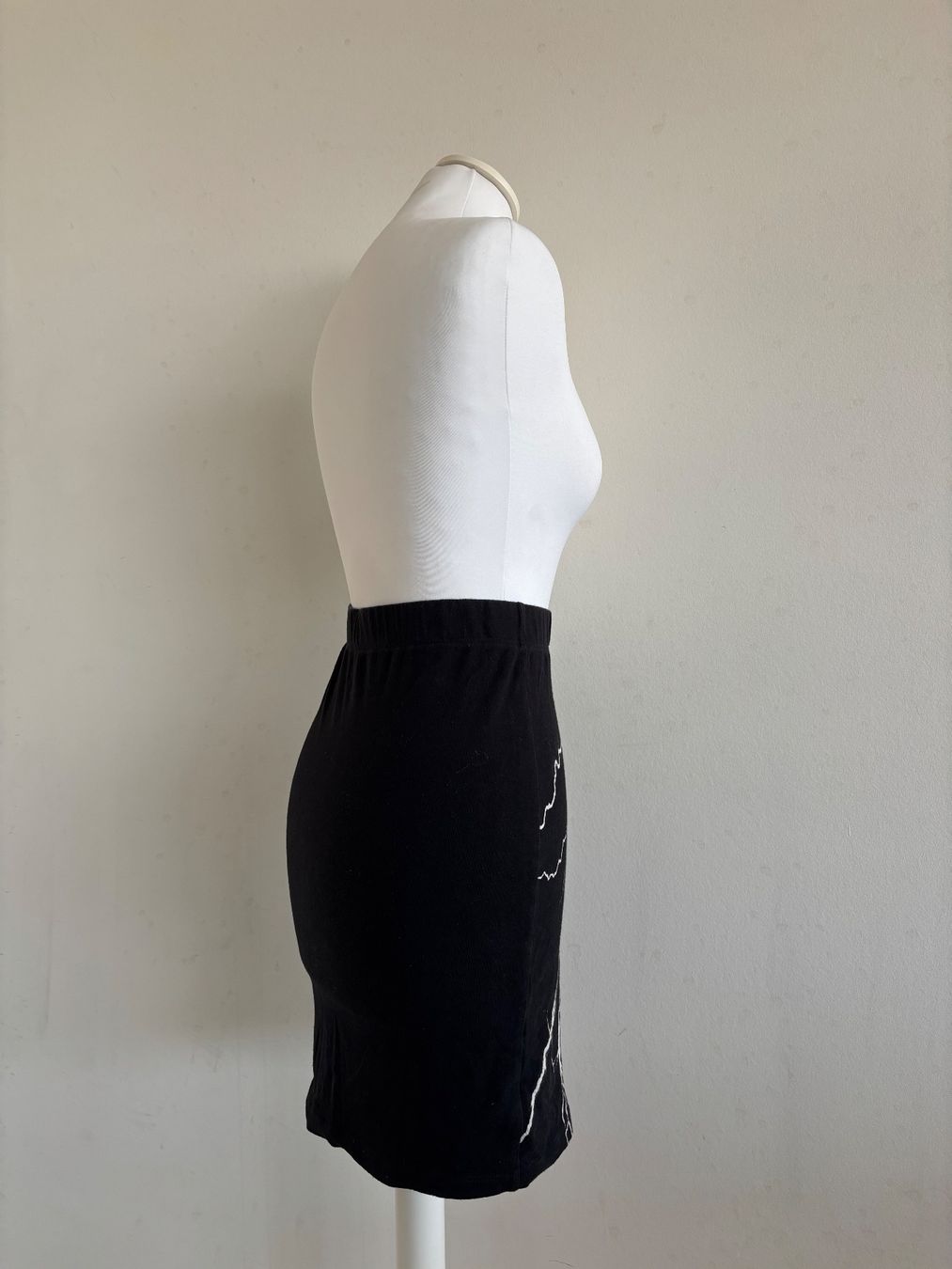 Gonne: LIP SERVICE : Jupe noir print éclair, taille S – Usato da Petit-Lancy venduto da vic_k6tl 3
