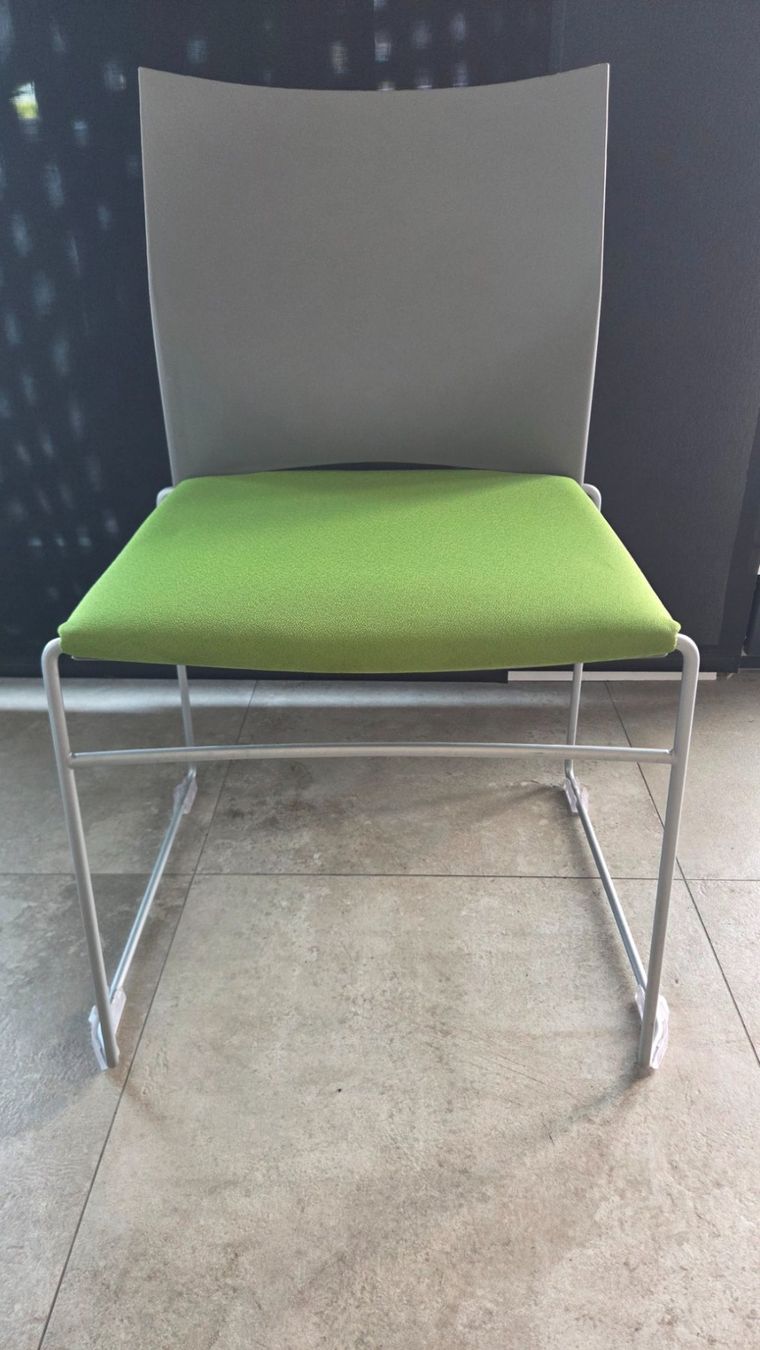 Sedie: Chaise design gris/vert bon état 45cm – Usato da Cressier NE venduto da jhm_v2w9 1