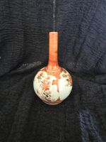 Vase japonais ancien en porcelaine décor floral rouge
