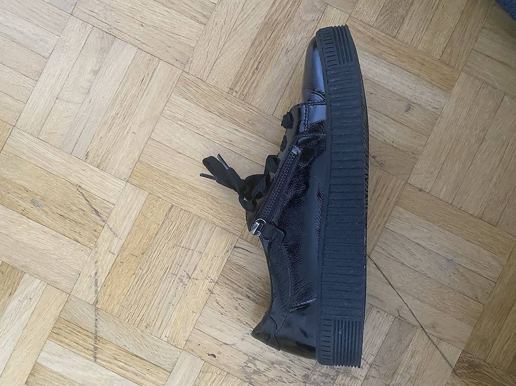 Damenschuhe: Schwarze Lack-Sneaker  – Neu und originalverpackt aus Laufen von Looc_ 3