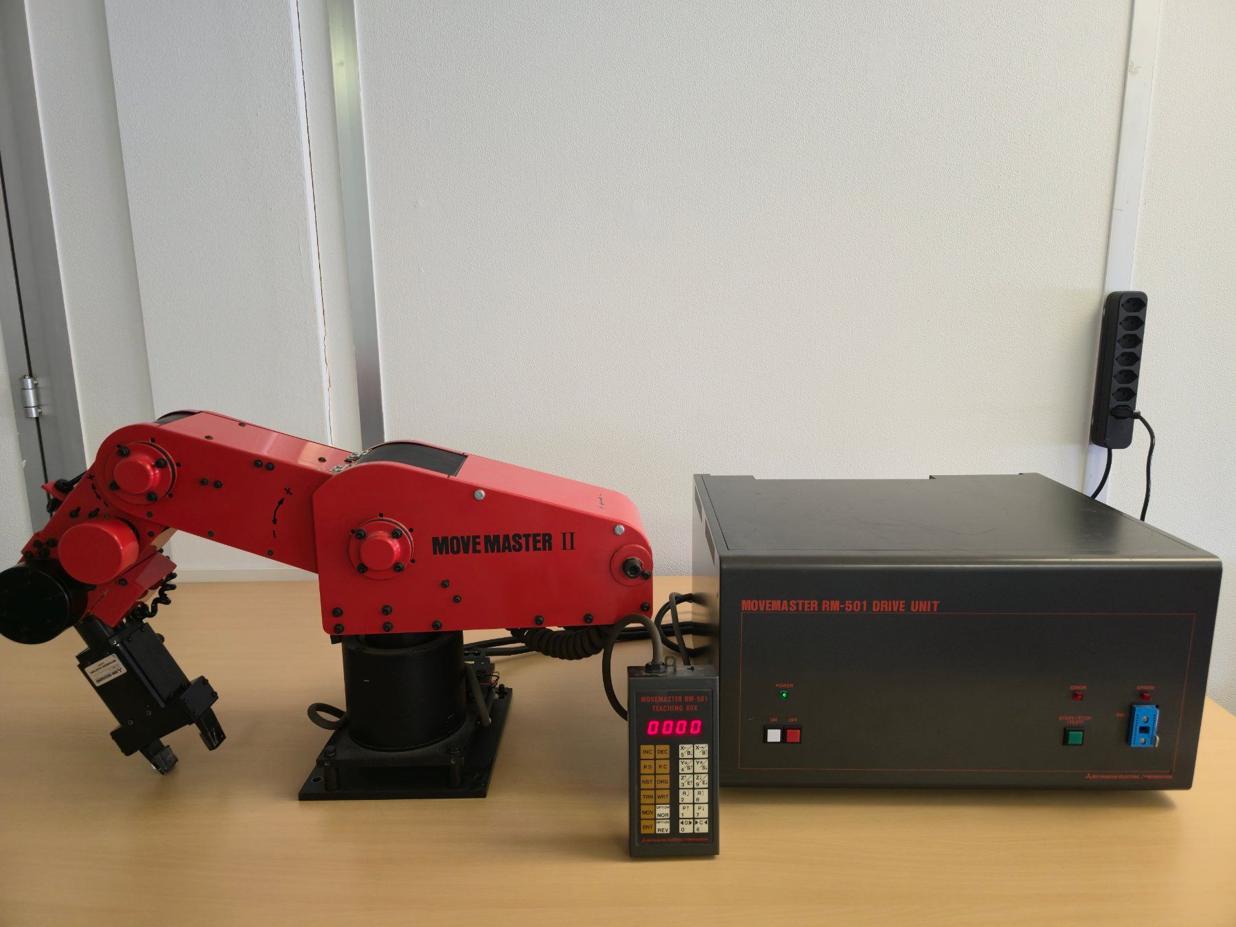 Mitsubishi Tutte le macchine: Roboterarme Paket Movemaster Scorbot ER4U ER4PC – Usato da Dietlikon venduto da sop_qr7v 1