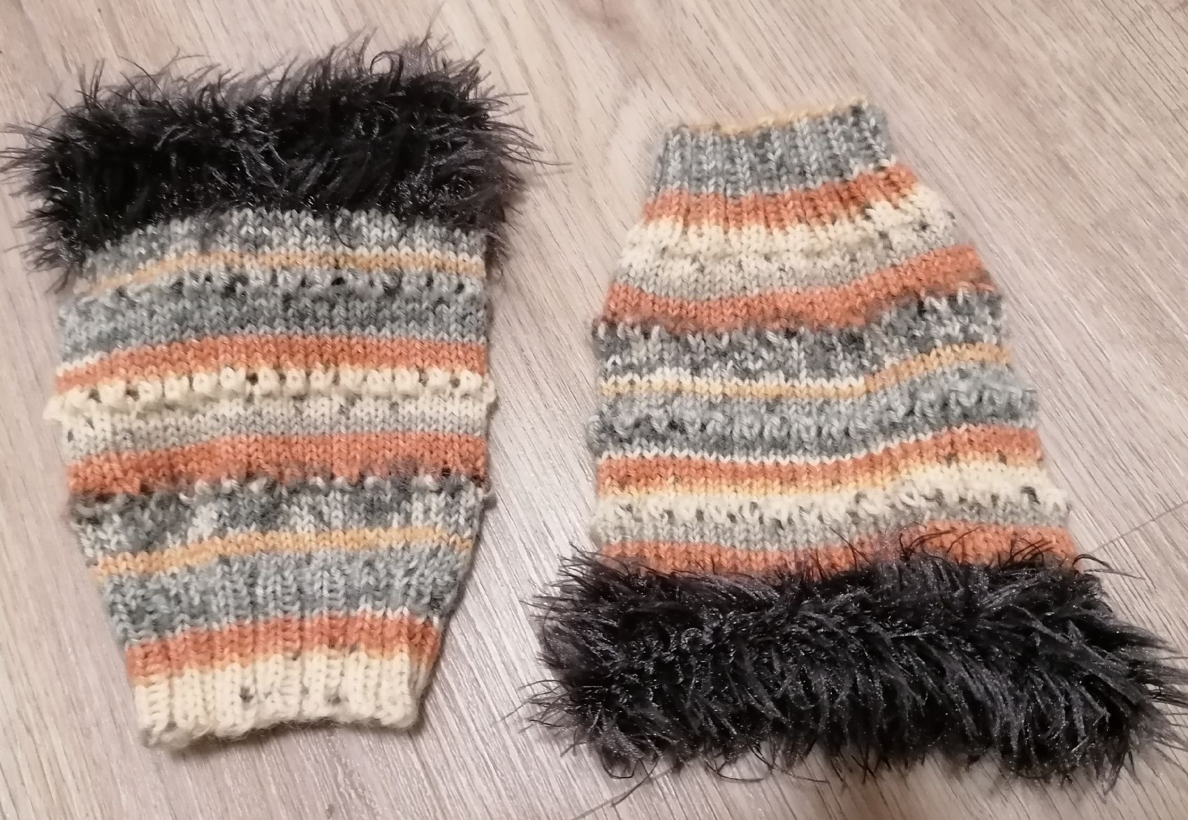 Sonstige Kleidung & Accessoires: Pulswärmer mit flauschigem Abschluss – Neu (gemäss Beschreibung) aus Sursee von Aniri 1