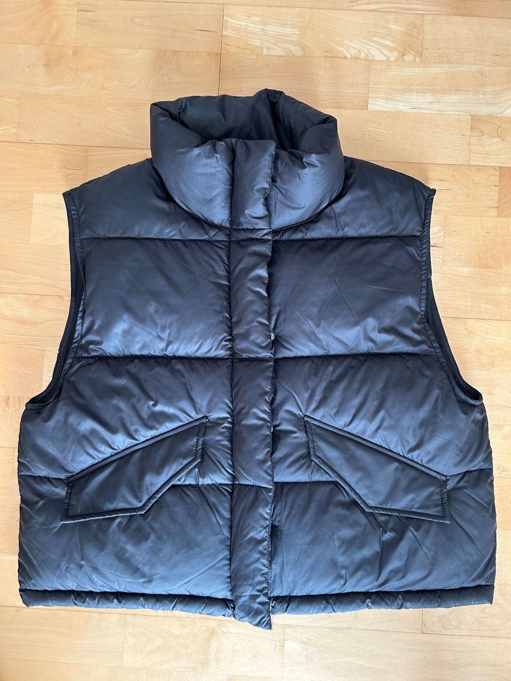 H&M Gilet & Giacche senza maniche: Schwarze Puffer-Steppweste von H&M – Usato da Pfäffikon ZH venduto da the4mos