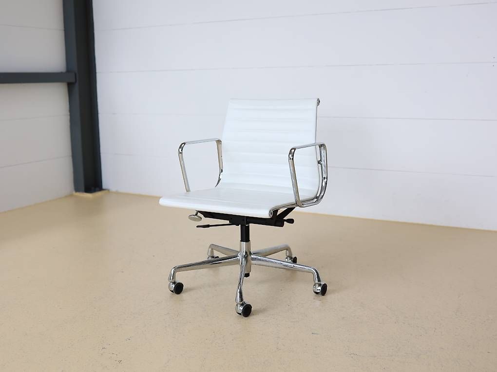 Vitra Sedie: Vitra Eames Bürostuhl EA 117 - Weiss Leder – Usato da Meinisberg venduto da atelier_TILIJA