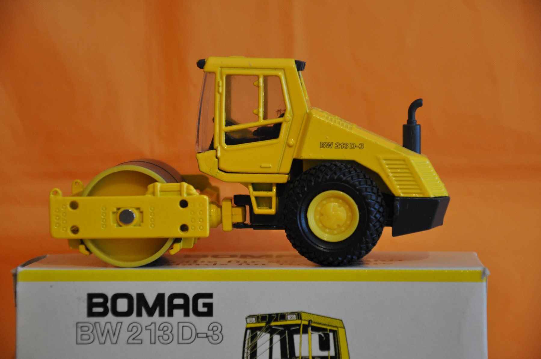 Modellbausätze & Standmodelle: BOMAG BW 213 D-3 Walzenzug – Neu (gemäss Beschreibung) aus Mitlödi von worker04