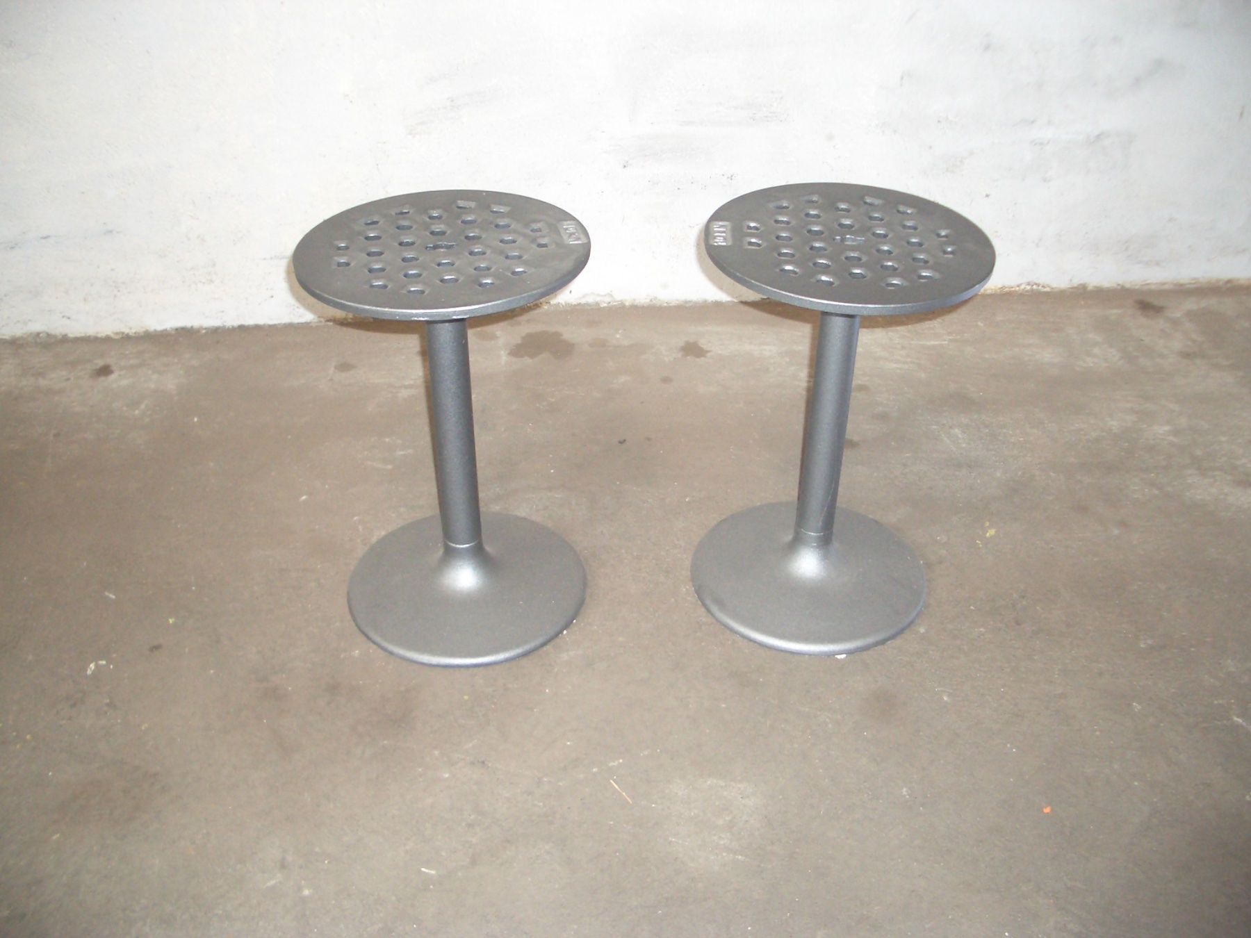 Hocker: Designer Hocker Guss Metall – Neu (gemäss Beschreibung) aus Lützelflüh-Goldb von bea_62gv