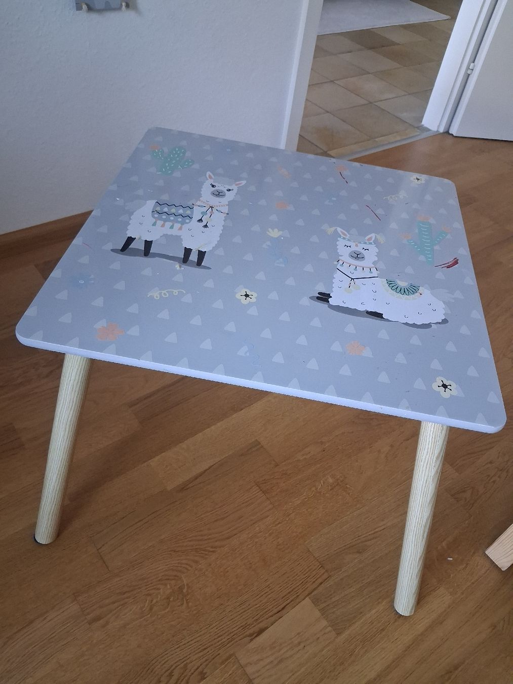 Set de table et chaises: Kindertisch mit 2 Stühlen  – D'occasion à Basel par van_kd55 2