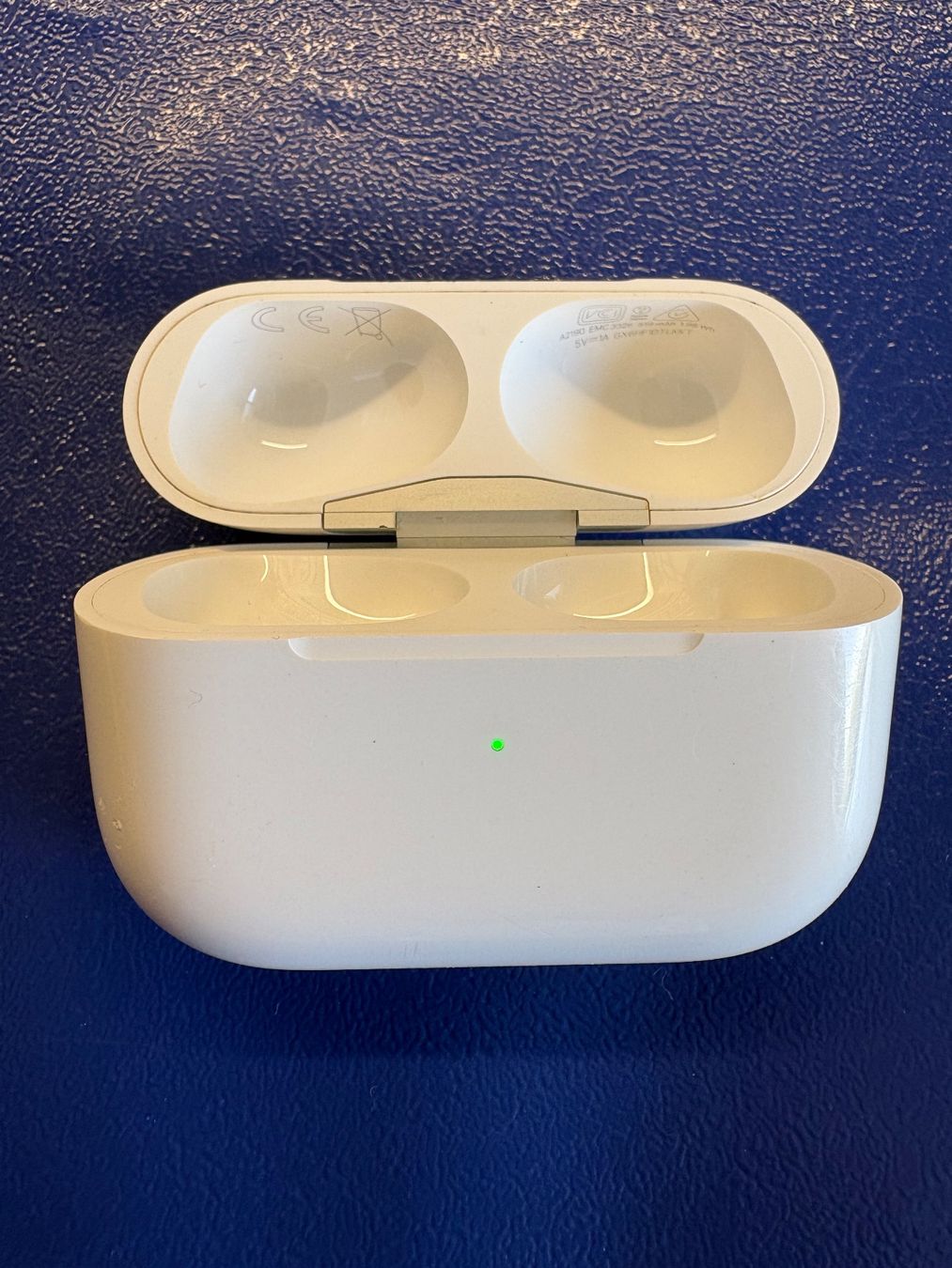 Apple Kopfhörer: Apple AirPods Pro 1 charging case (A2190). – Gebraucht aus Lausanne von Zorrus77