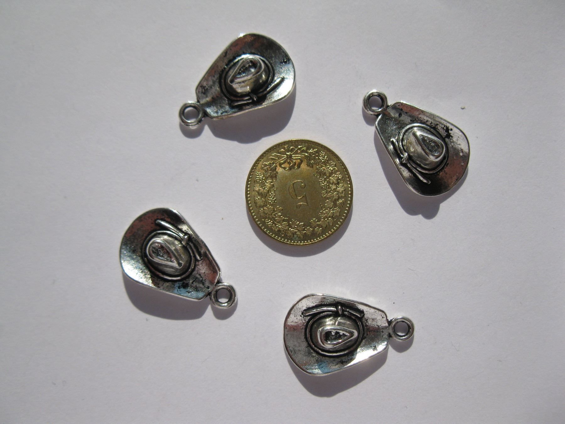 Perle (finte): 5 Anhänger metall, Hut 3D – Nuovo e nell'imballaggio originale da St. Margarethen TG venduto da LuanaKa 2