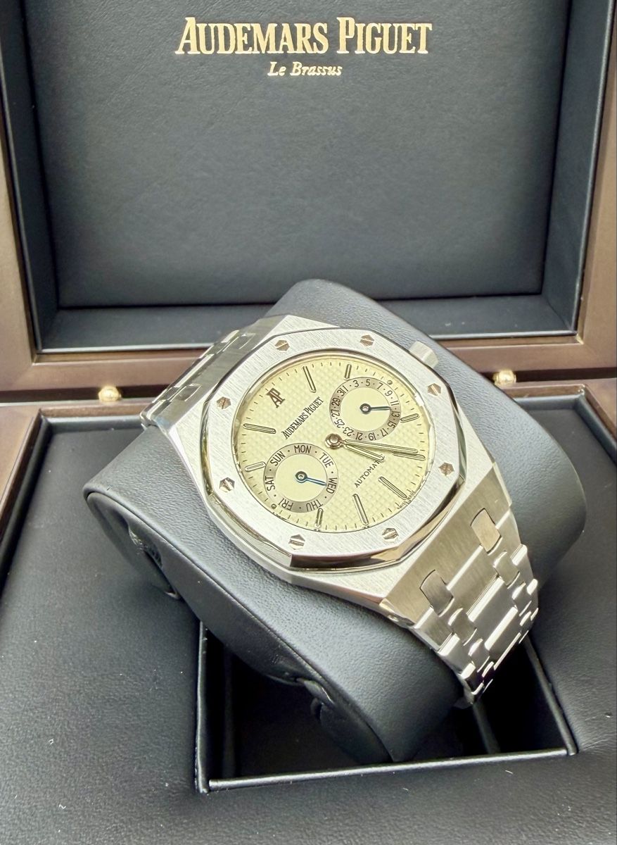 Audemars Piguet Orologi: Very RARE AP Royal Oak Cream Automatic – Usato da Zürich venduto da WATCHROOM 3