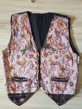 Gilet mit schöner Stickerei, Grösse S/M